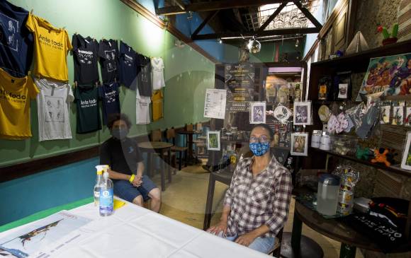 El Guanábano se transformó temporalmente en una tienda de productos artesanales. También vende licores a domicilio y para llevar. 