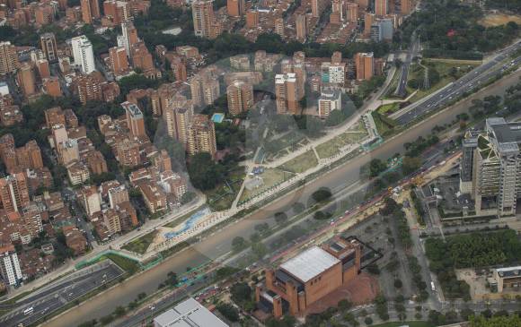 De topografía plana y paralelo al río Medellín, Conquistadores evolucionó recientemente con Parques del Río. FOTOS JAIME PÉREZ Y ESTEBAN VANEGAS
