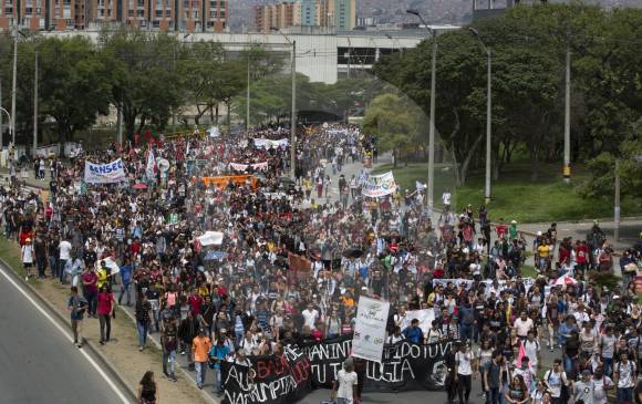 En Medellín hubo disturbios y en Bogotá también se vieron enfrentamientos con la policía, aunque no de la dimensión de los desmanes de hace dos semanas. FOTO Edwin Bustamante