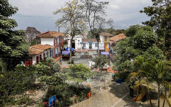 En la actualidad, la estructura original de la plaza se mantiene. Los árboles y jardines son la novedad. FOTO JAIME PÉREZ