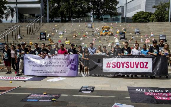 Durante el evento, se realizó un acto simbólico con juguetes, que representaban algunas de los casos de niños abusados. FOTO JAIME PÉREZ