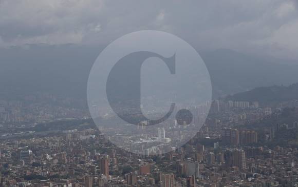 Este era el panorama de la ciudad ayer desde el barrio Blanquizal. El Siata informó que la nubosidad en las laderas corresponde a la transición de temporada seca a lluviosa. FOTO manuel saldarriaga