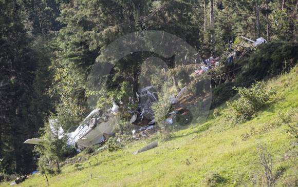 En esta montaña, conocida como el Cerro de las Cruces, cayó la avioneta de Llanera de Aviación con 11 ocupantes a bordo, de los cuales cuatro fallecieron. En el recuadro, la nave minutos antes de despegar. FOTOS Manuel Saldarriaga - Cortesía gregorio betancur gómez @colombian_aviation