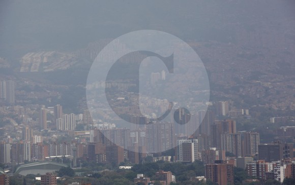 La imagen, captada al medio día de este sábado, en pleno verano, desde el Cerro Nutibara, da cuenta de la gran concentración de partículas contaminantes en la ciudad. FOTO Manuel Saldarriaga