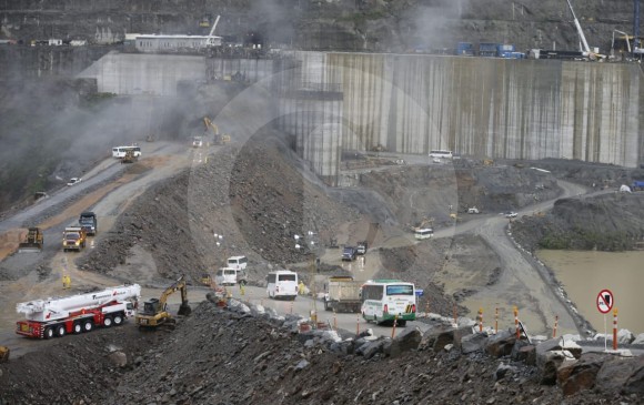 Aprovechando la condición climática favorable, los trabajadores aceleran los trabajos para terminar el llenado prioritario de la presa. FOTO JUAN ANTONIO SÁNCHEZ