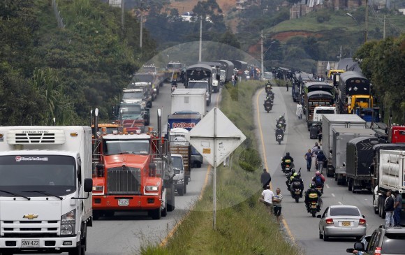Así se ve el paro camionero en la salida al Eje Cafetero, en Caldas (Antioquia). La inmovilización se inició hace un mes con 43 puntos de concentración en el país, ayer eran 100. FOTO Donaldo Zuluaga