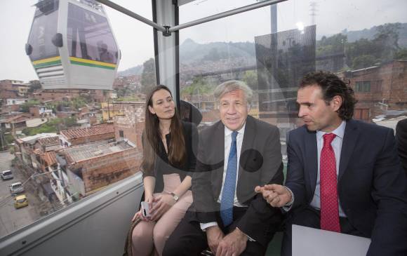 El secretario General de la OEA, Luis Almagro, recorrió ayer el metro, el tranvía y el metrocable de La Sierra, en compañía del alcalde Federico Gutiérrez Zuluaga. FOTO edwin bustamante