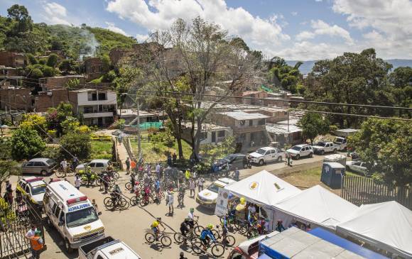 Más de 200 ciclistas, en solidaridad con el corregimiento, subieron ayer las lomas de altavista. FOTO Carlos Velásquez