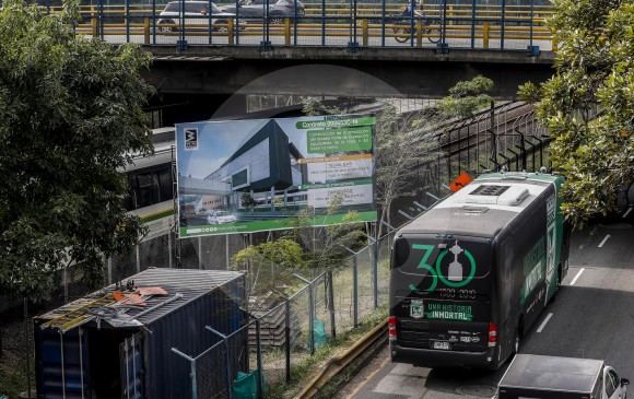 El club dispuso de sus 3 buses para el transporte de ese personal, como muestra de solidaridad. FOTO Jaime pérez