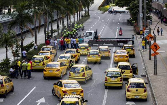 A su llegada a La Alpujarra, el Tránsito y la Policía impidieron el paso de los taxistas, argumentando que desde temprano habían incumplido el acuerdo de no cerrar vías. FOTO Julio Herrera