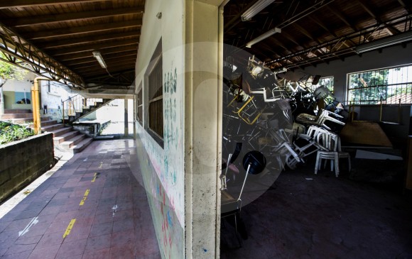 Instalaciones abandonadas de la institución educativa Pedro Nel Gómez en Medellín. Fue desalojada en 2018.FOTO julio césar herrera