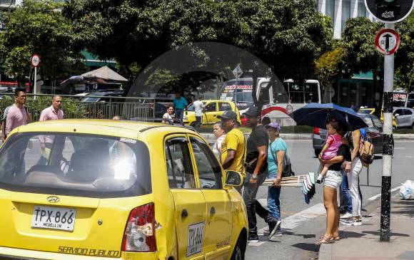 Aunque los pasos de cebra y los separadores reducen la accidentalidad, la educación vial es fundamental. FOTO JAIME PÉREZ