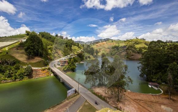 En El Peñol (foto) se realiza un festival para preservar la memoria del pueblo inundado por la represa de Guatapé. FOTO Jaime Pérez