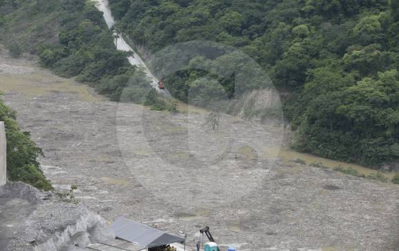 Así se veía la carretera a Ituango hacia el mediodía de ayer, cerca de las obras. Por eso EPM activó el plan de movilidad alternativo. FOTO Juan Antonio sánchez, Enviado Especial
