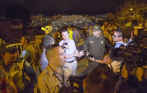 El Alcalde pasó parte de la noche del domingo y madrugada del lunes anteriores al frente de operativos contra fleteros. Anunció hallazgo de moto e identificación de ladrón. FOTO Edwin Bustamante