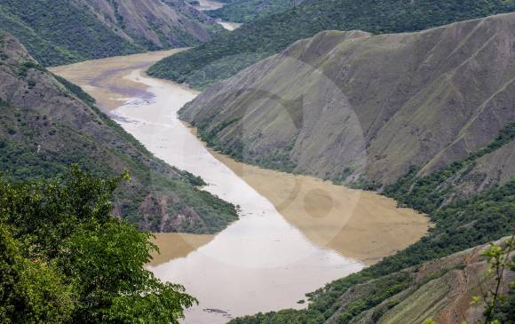 El represamiento del Cauca tapó vías. Ayer estuvieron en la zona autoridades regionales y nacionales. FOTO Juan Antonio sánchez