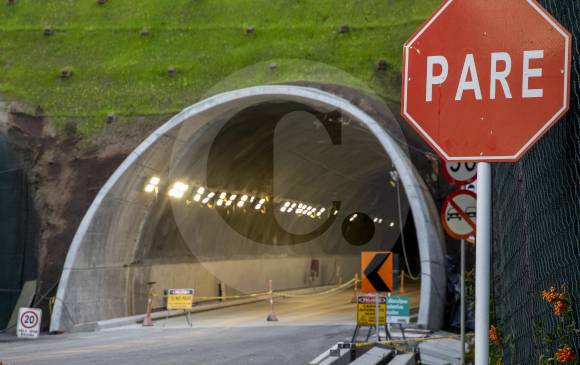 Ni motos ni bicicletas podrán ingresar al túnel por razones de seguridad, según argumentó la concesión Túnel de Oriente. Los motociclistas esperan reversar la medida. FOTO esteban Vanegas