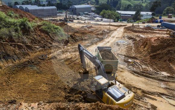 Al fondo se observan las primeras bodegas que ya están siendo ocupadas por las empresas usuarias de la Zona Franca Internacional del Valle de Aburrá (Zofiva). En el frente se aprecian las obras de construcción de otra fase del complejo. FOTOS Julio César Herrera