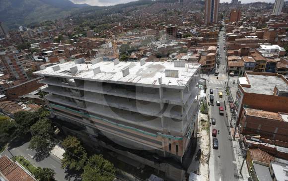 La unidad hospitalaria está ubicada junto a la línea del tranvía de Ayacucho. Beneficiará tanto a los residentes de la comuna 9 como al corregimiento de Santa Elena. FOTO manuel saldarriaga. 