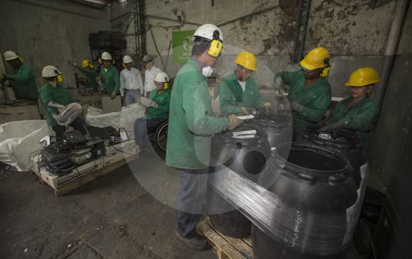 En Lito se clasifican los residuos y se fragmentan. Algunas partes se aprovechan en la empresa, otros van a naciones que cuentan con tecnología apropiada para ello. FOTO manuel saldarriaga