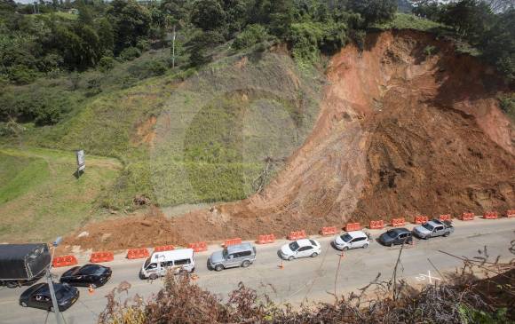 Así está el paso por la vía a Santa Fe de Antioquia, que estuvo cerrada los primeros días de enero por un derrumbe. FOTO MANUEL SALDARRIAGA QUINTERO