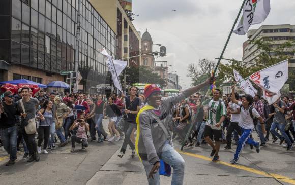 Miles de estudiantes se tomaron algunas calles del Centro de Medellín. La manifestación transcurrió en calma. FOTO Santiago Mesa