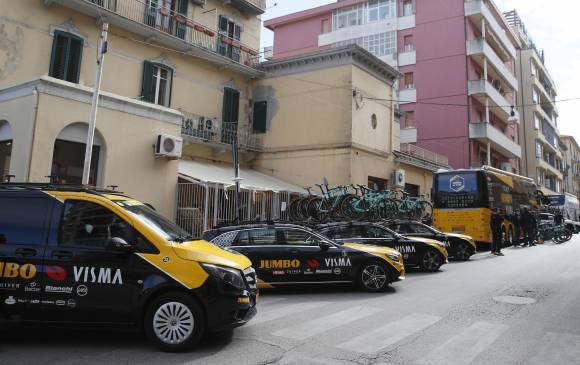 Los vehículos del equipo Jumbo antes del inicio de la décima etapa del Giro de Italia. FOTO AFP 