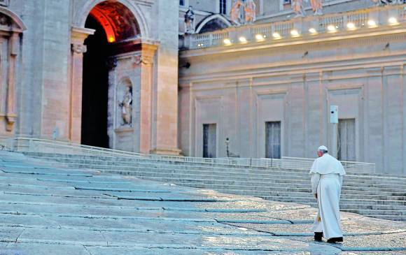 Por primera vez en la historia, el Papa rezó en solitario ante la inmensa plaza de San Pedro vacía, dio la oración al mundo para enfrentar la pandemia. FOTO EFE
