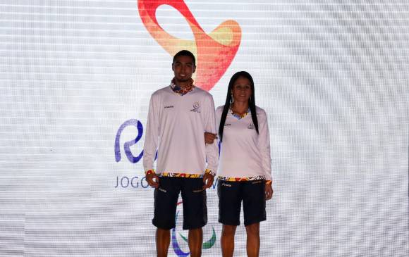 El guía Jonathan Sánchez y la atleta Maritza Arango, durante el desfile en Bogotá. FOTO Colprensa