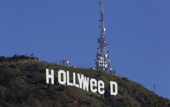 Este es el famoso cartel de Hollywood con las letras “o” reemplazadas por la “e” para hacer referencia a la marihuana. FOTO AP