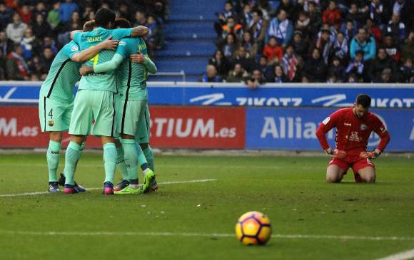 El uruguayo Luis Suárez marcó un doblete en el partido ante el rival que enfrentarán en la Copa del Rey. FOTO AFP