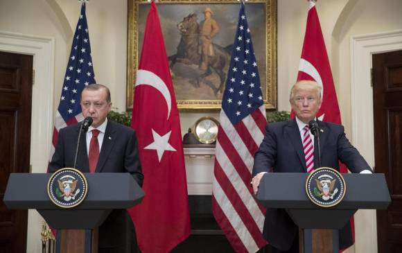 El presidente de Turquía (en la foto a la izquierda), intentó que su visita a Washington sirviera para disminuir el apoyo a los kurdos. FOTO EFE