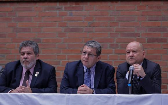 En la foto, de izquierda a derecha: Marcos Calarcá, Pablo Catatumbo y Carlos Antonio Lozada, excombatientes llamados por la JEP a rendir informes sobre su actual accionar. FOTO colprensa