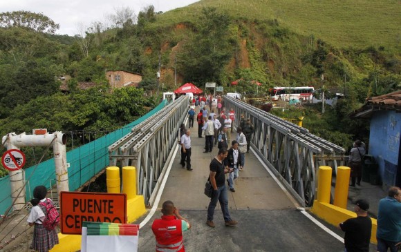 El puente militar tardó más de cinco meses en ser instalado. En cinco meses más, deberán estar los diseños del puente definitivo. Foto Cortesía