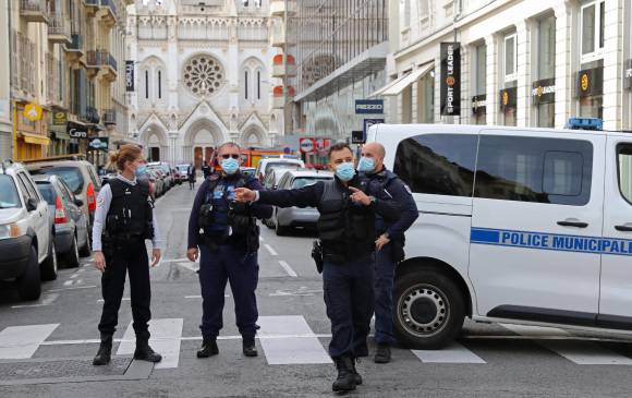 Este ataque se produce menos de dos semanas luego del asesinato por decapitación del profesor Samuel Paty. FOTO AFP 