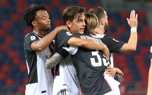 Juan Guillermo Cuadrado participa en el festejo de la Juventus. FOTO EFE