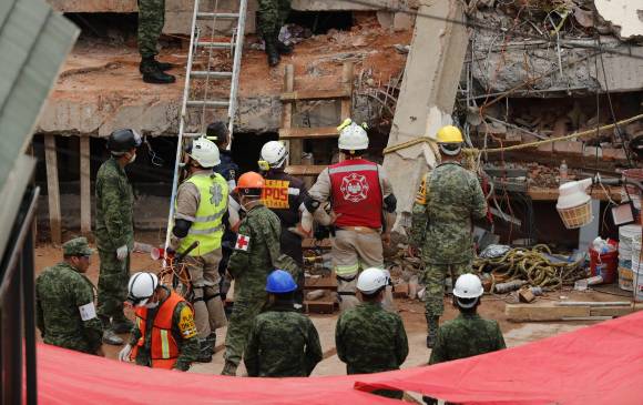 Brigadas de rescatistas y voluntarios continúan escarbando de forma manual en las ruinas de una escuela en el sur de Ciudad de México (México). FOTO: EFE