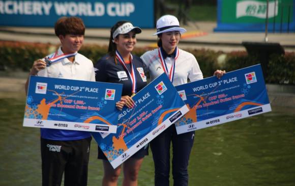Sara López, en el podio, como se ha vuelto costumbre. FOTO CORTESÍA WORLD ARCHERY