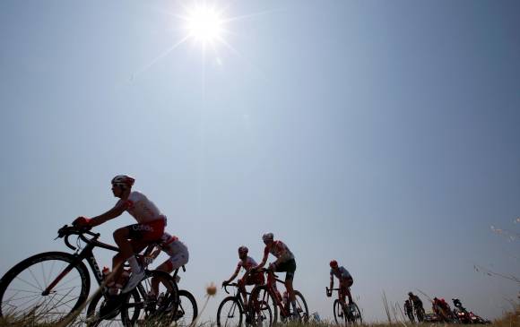 El calor y el esfuerzo en el Tour hace que algunos corredores se salgan de casillas. FOTO REUTERS
