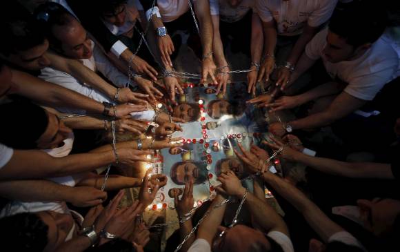 Abogados palestinos protestaron el miércoles ante la detención de Allan (foto al centro). FOTO REUTERS