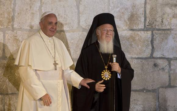 El Papa Francisco y Bartolomé, patriarca ecuménico de la Iglesia ortodoxa, se encontraron por primera vez en 2014. FOTO AP