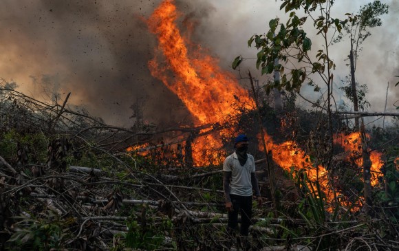 Una de las prácticas que usa en el Amazonas para abrir potreros es la quema. También la construcción e unas vías hace parte de la tala indiscriminada que vive la región. FOTO Andrés Cardona