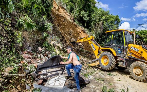 Con maquinaria pesada se removieron ayer 500 metros cúbicos de tierra para habilitar el paso por la vía. FOTO juan antonio sánchez