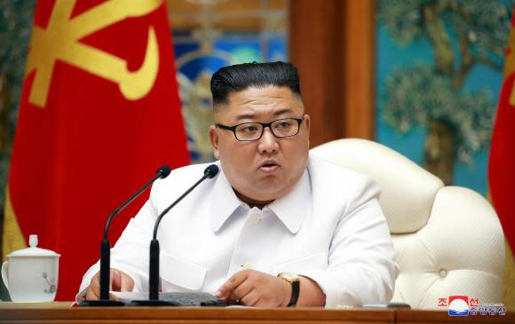 Foto facilitada del líder norcoreano, Kim Jong Un, mientras preside una reunión de emergencia para hablar de la peligrosa situación en la ciudad fronteriza de Kaesong. FOTO EFE