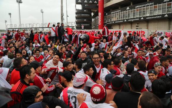 Los hinchas de River Plate ya se resignaron a que la final será en Madrid. FOTO ARCHIVO REUTERS