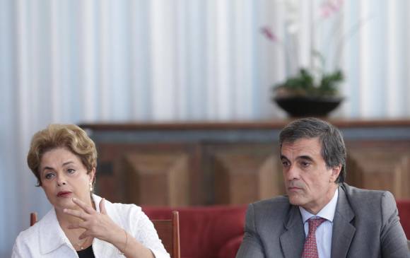 La presidenta en receso de Brasil, Dilma Rousseff, junto a José Eduardo Cardozo, su abogado personal y el hombre que coordina a los abogados que la defendarán ante el Senado. FOTO ap