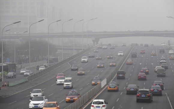 La contaminación es el principal problema de Beijin (China) con 21,1 millones de personas. Preocupa su salud. FOTO AFP
