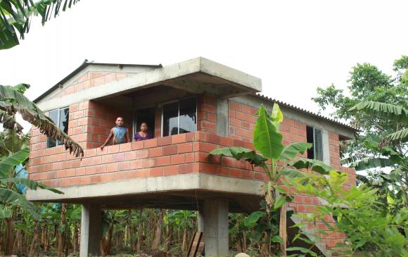 Donde antes había casas humildes que se llevó la corriente, Antioquia Presente levantó estas viviendas a 2,10 metros del piso, con columnas firmes para que nunca se caigan. FOTO cortesía