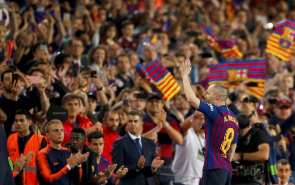 La afición rindió tributo al mediocampista que se irá a jugar a la liga china. Foto EFE