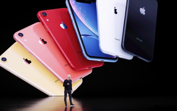 Tim Cook presentó en el teatro Steve Jobs de su sede de Cupertino (California, EE.UU.) el iPhone 11 Pro, sucesor del XS y llamado a ser el nuevo teléfono estandarte de la compañía; el iPhone 11 Pro Max, con la pantalla más grande; y el iPhone 11, la versión más sencilla y barata. FOTO EFE